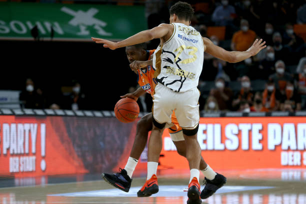 通过中场的 通过中场的