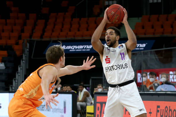 他不仅送出 他不仅送出